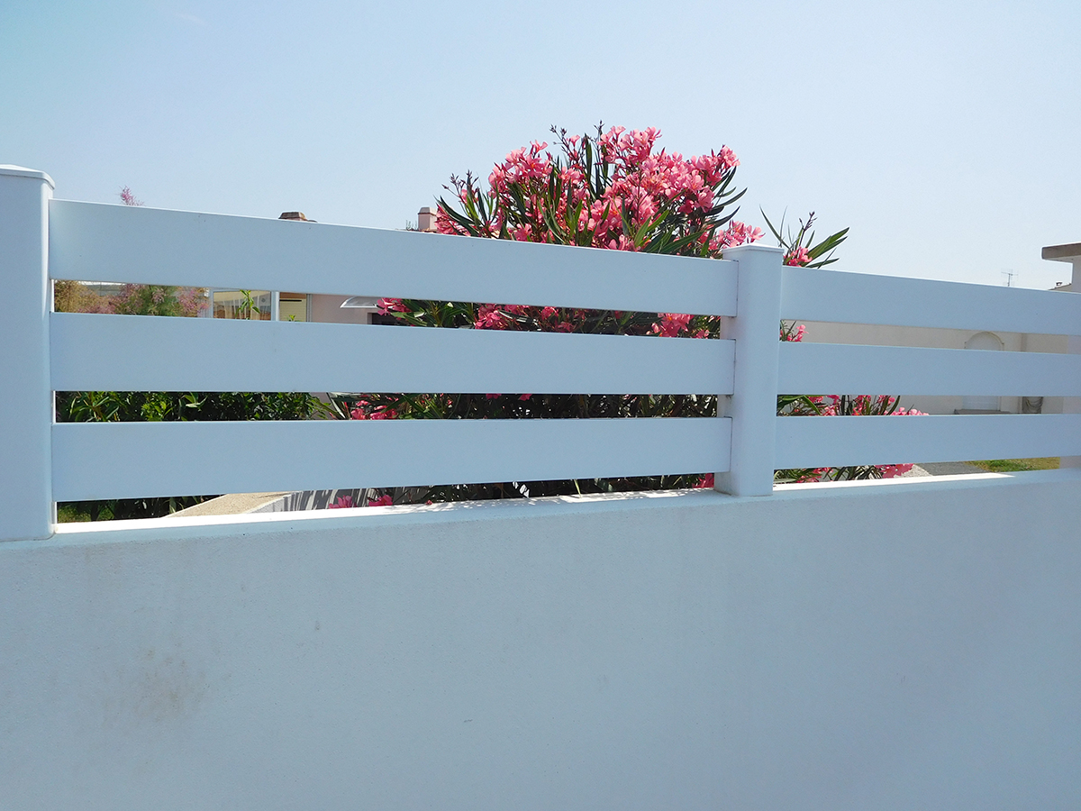 Clôture PVC blanc - lames horizontales ajourées - modèle La Balise
