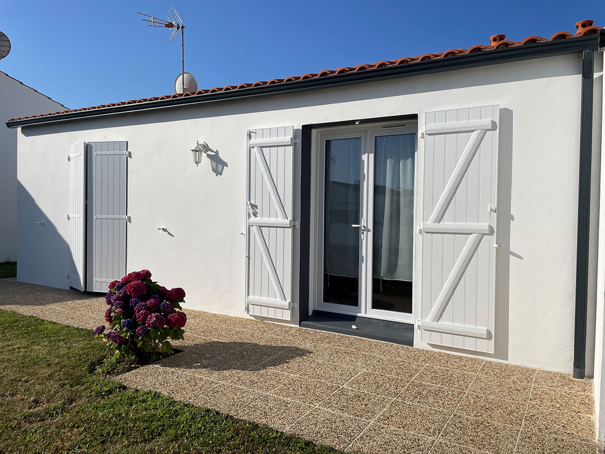 Volets battants PVC blanc ou gris anthracite Volets battants PVC blanc ou gris anthracite